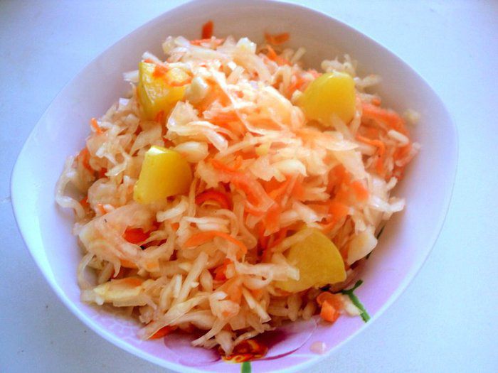 Капуста квашенная с яблоками в банке