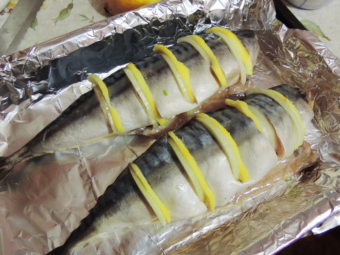 Скумбрия, запеченная с лимоном и сырной начинкой