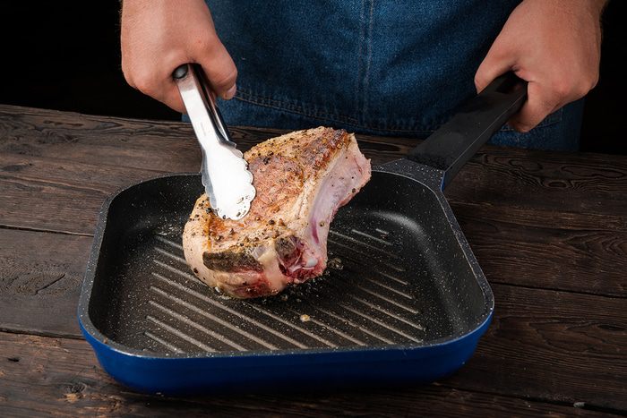 Теплый салат с мясом гриль и помидорами
