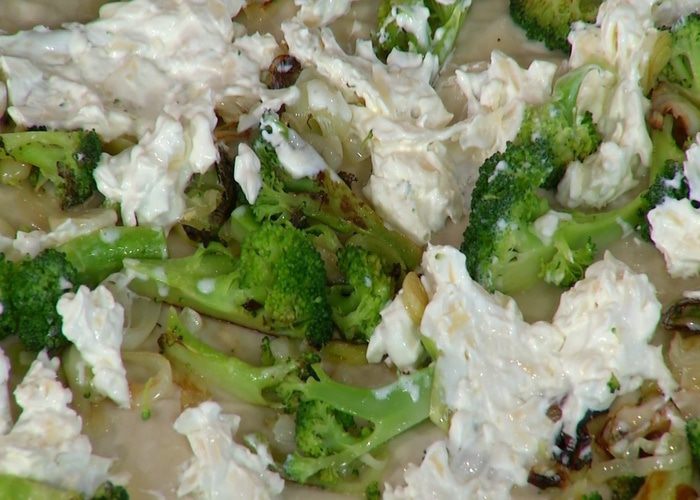 Тарт с брокколи, луком-пореем и сыром 