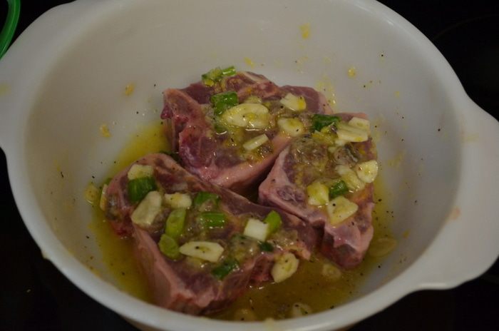 Молодой барашек с анчоусами, чесноком и лимоном