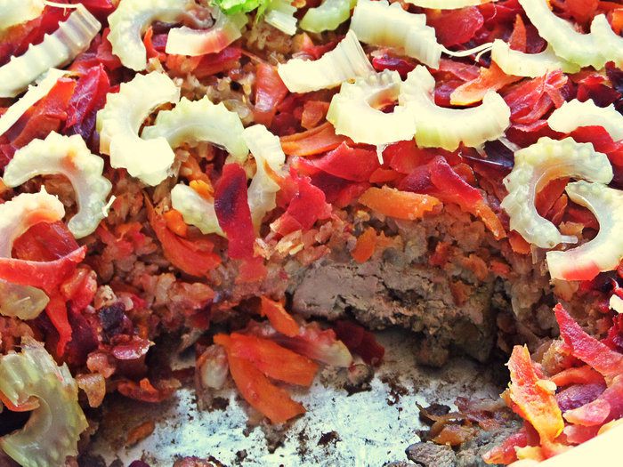 Куриная печень с овощами и гречкой