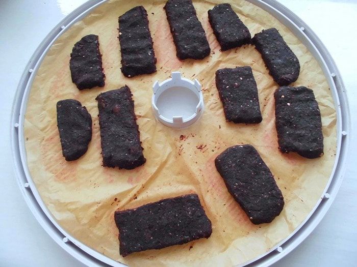 Праздничные свекольные батончики с шоколадом и зеленой гречкой