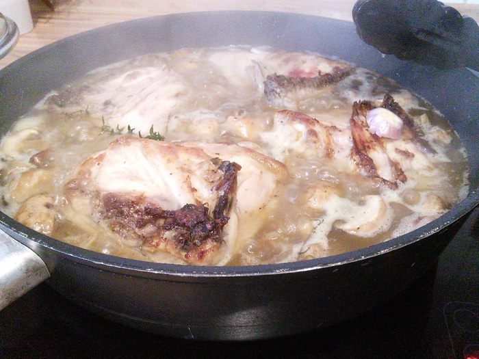 Курица, тушенная в сидре с яблоками 