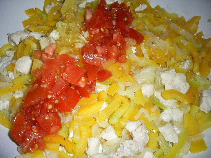 Сытный омлет с овощами и курицей