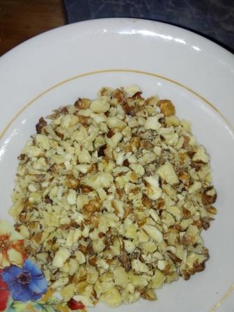 Свекольный салат с грецкими орехами и черносливом