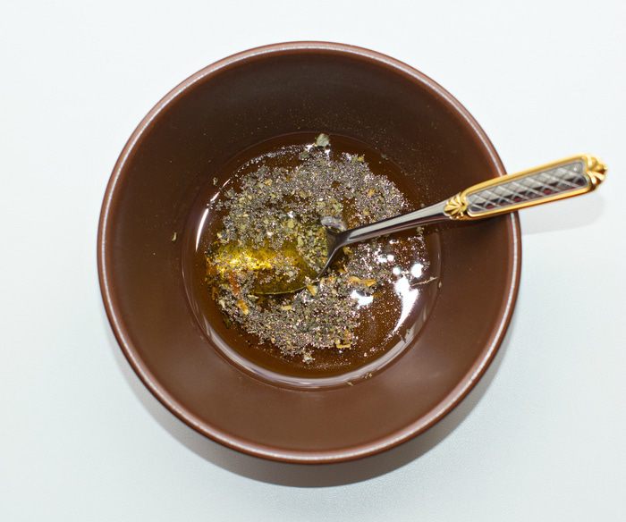 Салат с моцареллой и овощными чипсами  