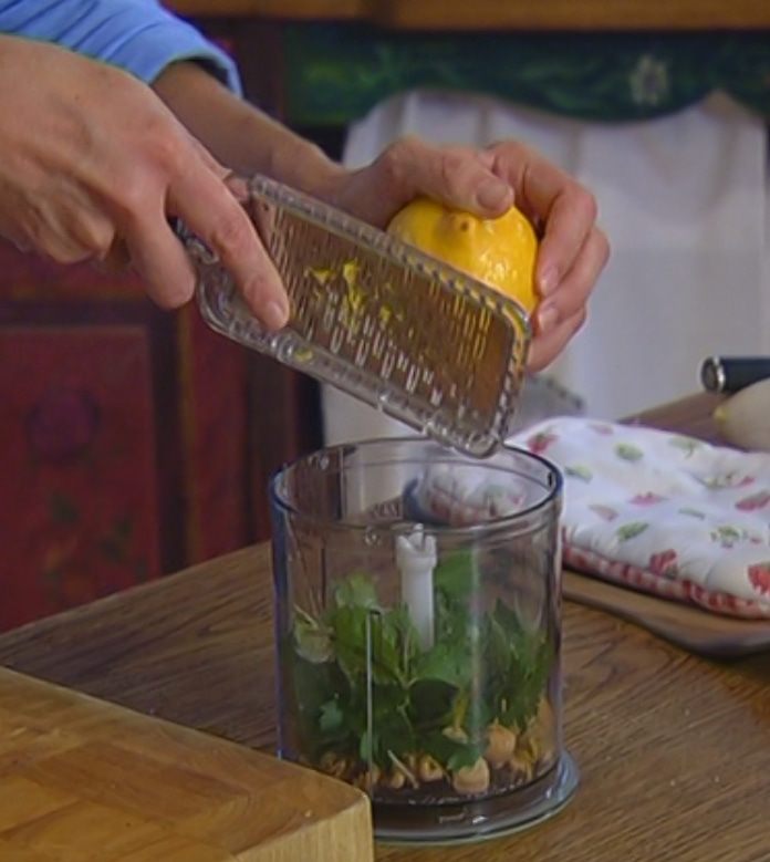 Салат с тыквой и свеклой на листьях цикория