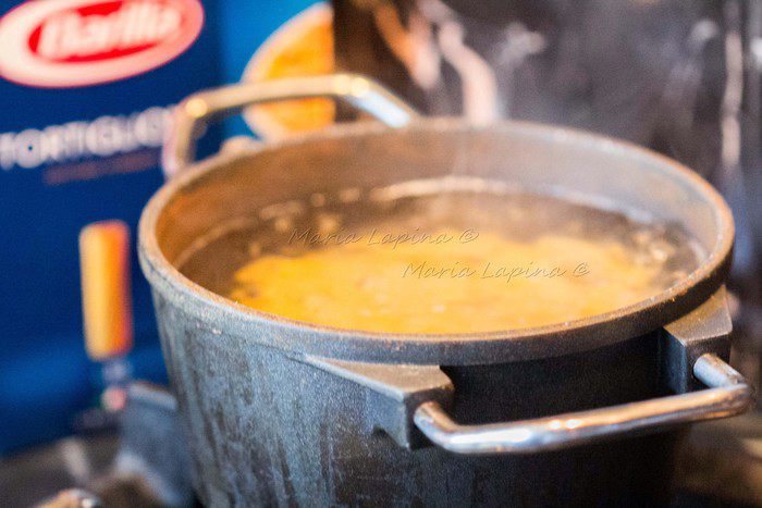 Паста с оливками, беконом и фетой