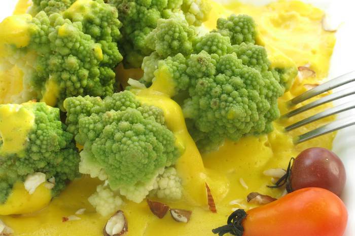 Капуста романеско под соусом сабайон