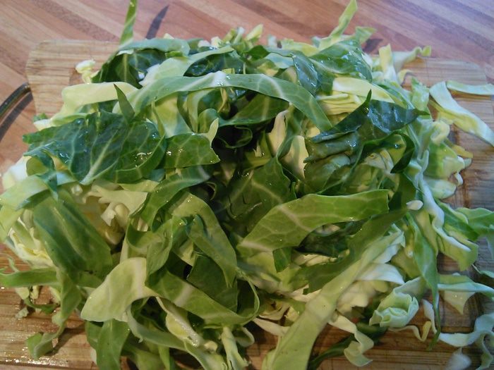 Суп с копчёными колбасками и зелёной капустой 