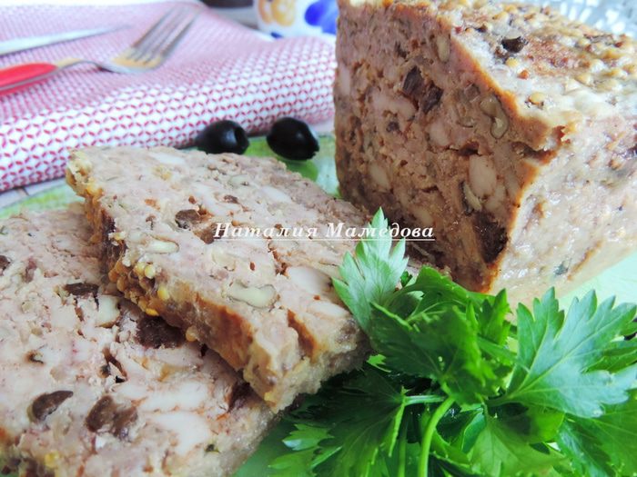 Куриный хлебец с орехами и черносливом