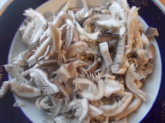 Филе морского окуня в шубке из грибов, сыра и сладкого перца