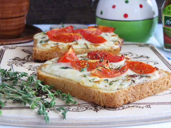 Тосты с сырным соусом и помидорами черри