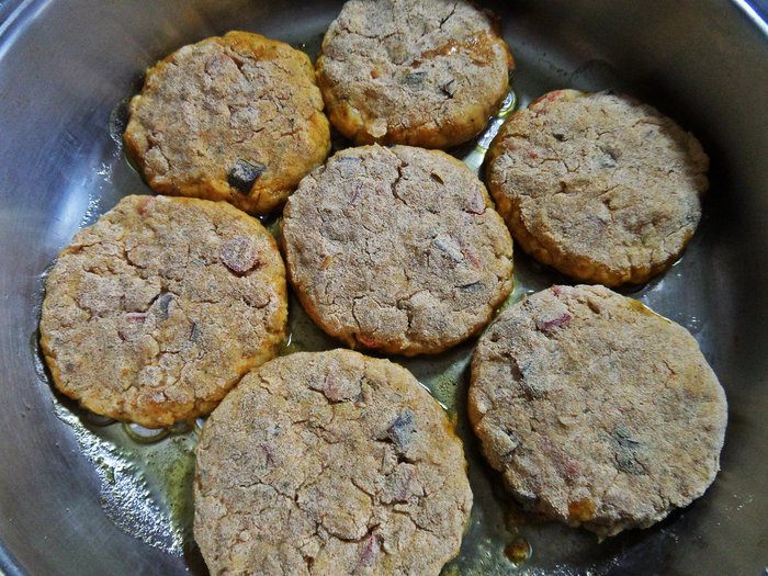 Фасолевые котлетки с колбасками