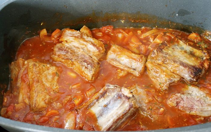 Томленые говяжьи ребрышки с томатно-овощным соусом