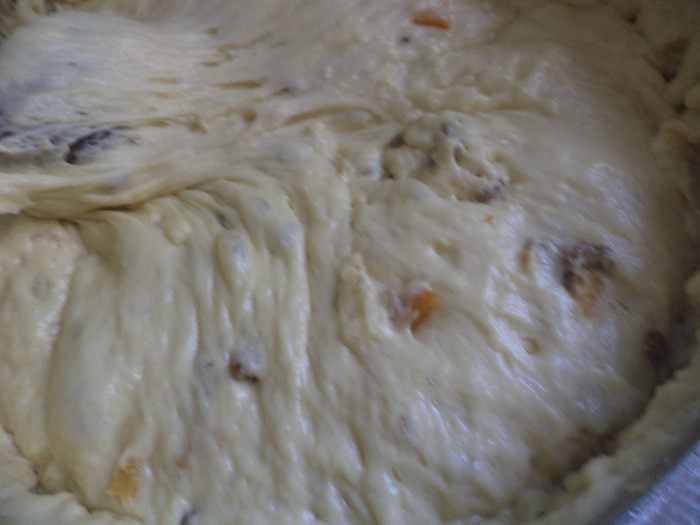 Кулич с цукатами, изюмом и орехами
