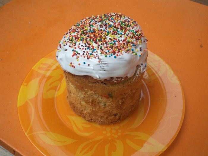 Заварной кулич с вяленой вишней