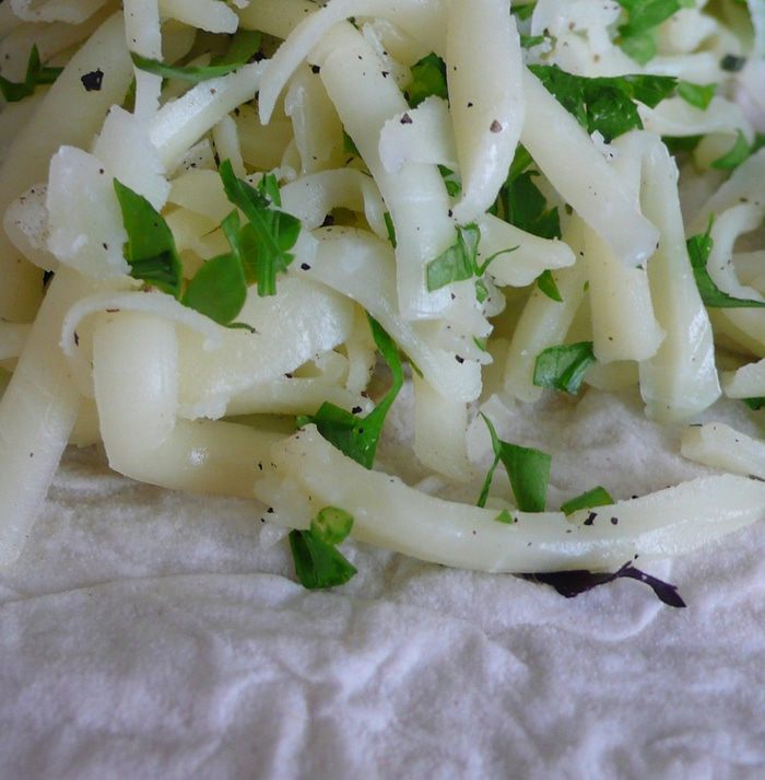 Жареный лаваш с сыром и зеленью