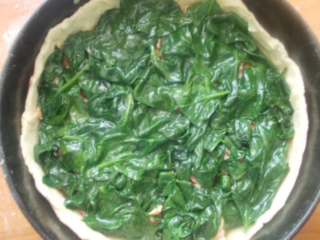 Киш с семгой, двумя видами сыра и прованскими травками