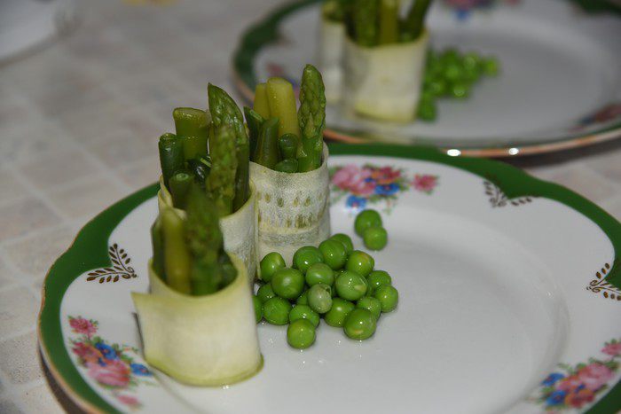 Семга с соусом эскарго и овощными роллами