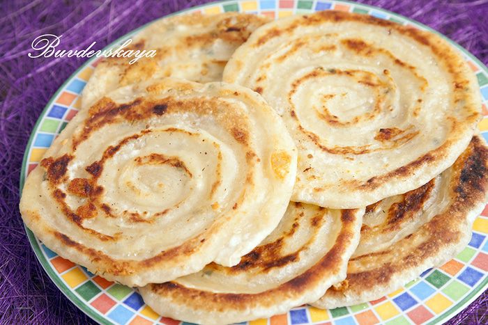 Спиралевидные лепешки с творогом и сыром 