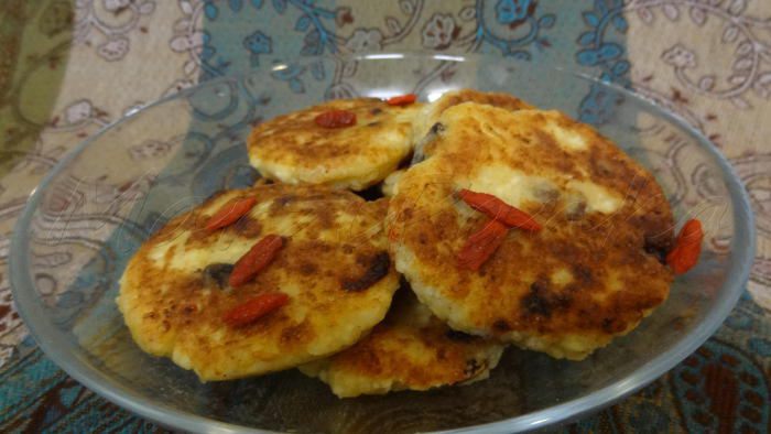 Сырники по-восточному с ягодами годжи и корицей