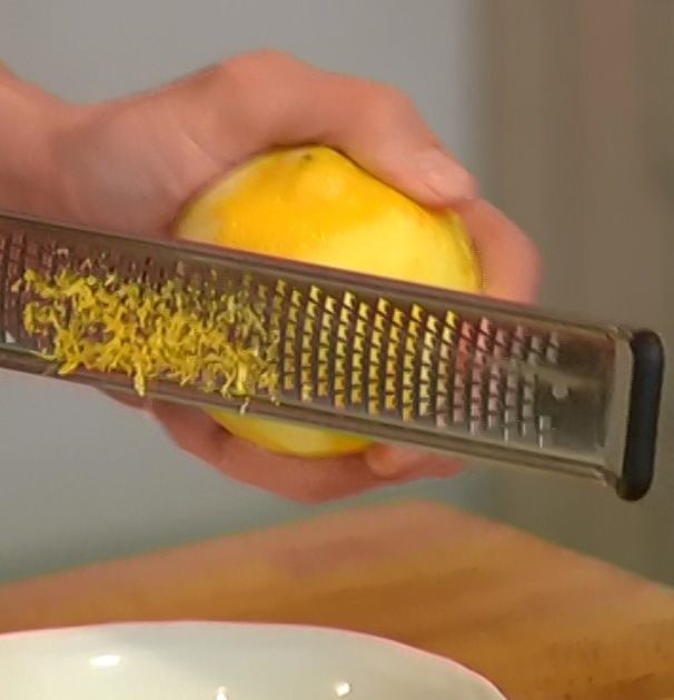 Мятные сырники с маслинами и сметанным соусом 