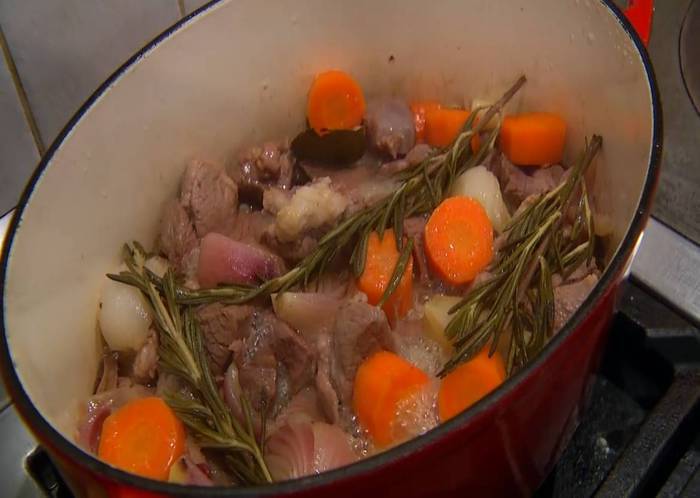 Томленая ягнятина с лимонным соусом