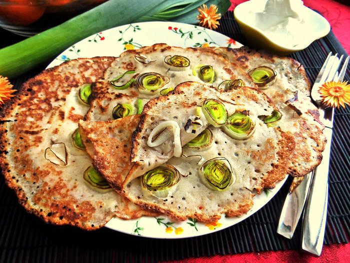 Блины с луковым припеком