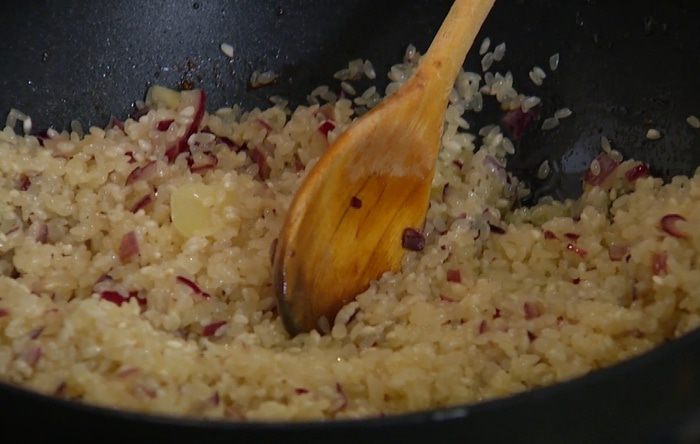 Рисовая каша со сморчками и зеленым горошком