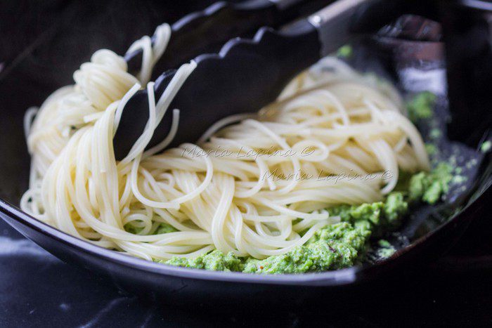 Спагетти с соусом песто из зеленого горошка, фисташек и мяты