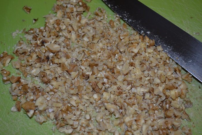 Влажный яблочный пирог с орехами
