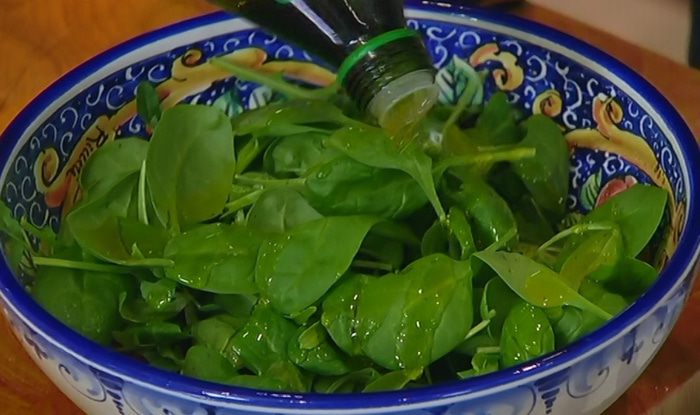 Салат с грейпфрутом, орехами и оливками   