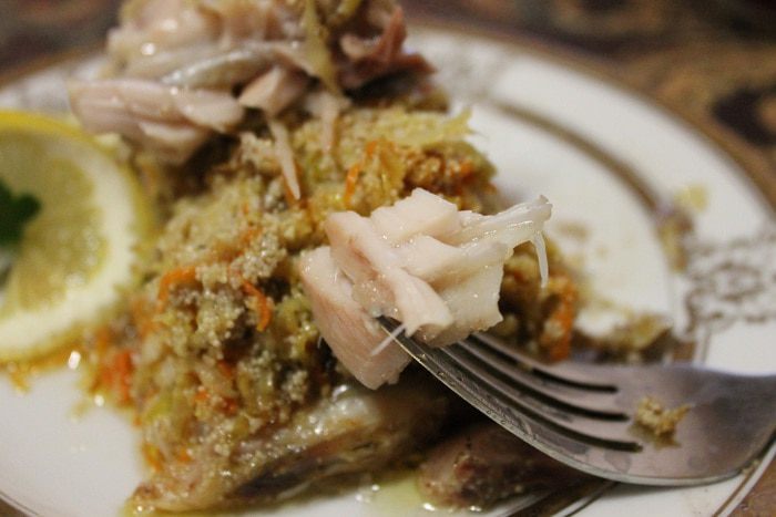 Запеченный карп с капустой и икрой