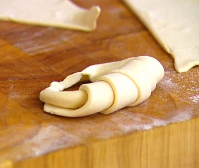 Круассаны  с конфитюром и шоколадным сыром