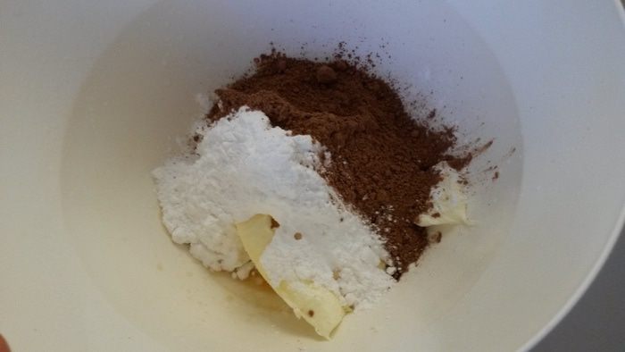 Шоколадный пирог с булочками