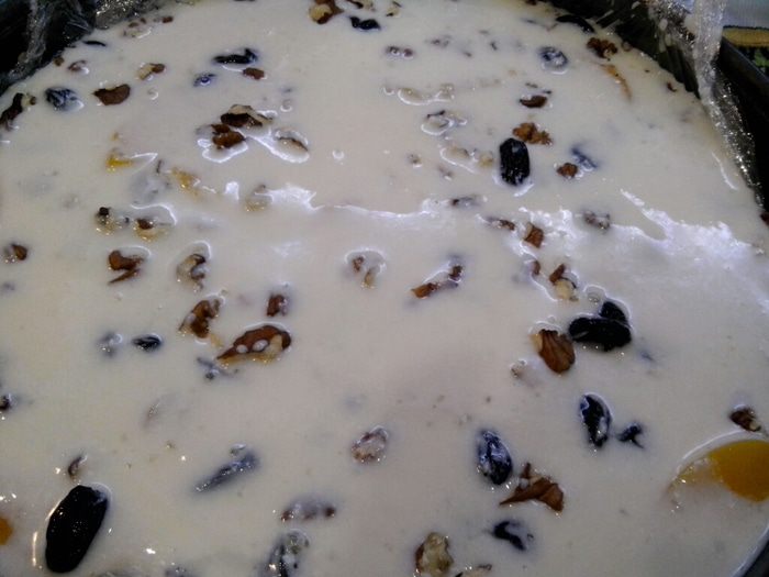 Творожный торт с фруктами, изюмом и орехами