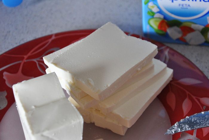 Цельнозерновая галета с фетой и помидорами