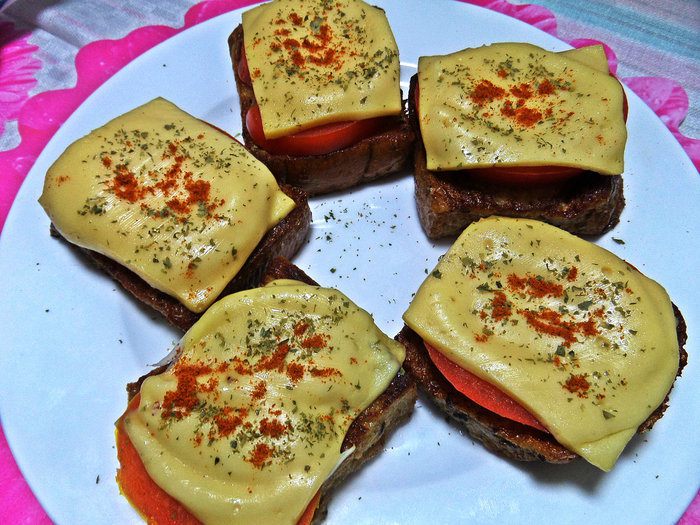 Гренки с овощами под сыром