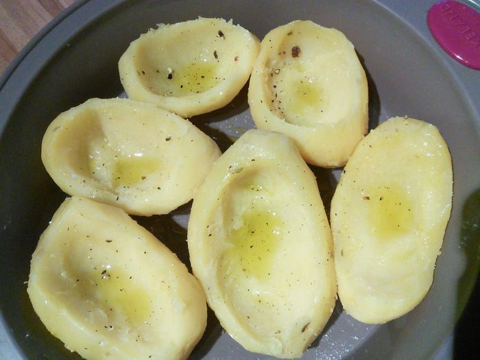 Запеченный картофель с яичницей-болтуньей и копченым лососем 