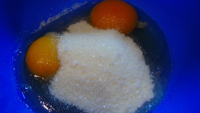 Блинный торт с заварным кремом и ягодами