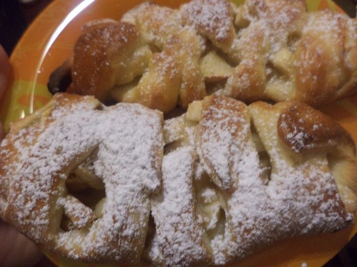 Булочки-косички с яблоками