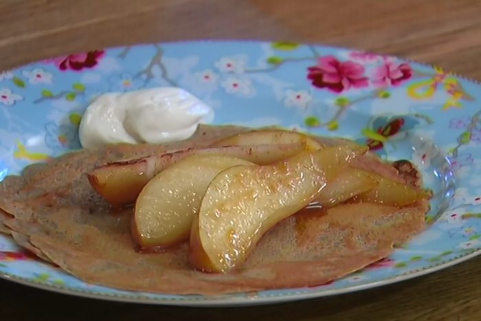 Блины на пиве с грушевым соусом 