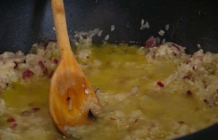 Рисовая каша со сморчками и зеленым горошком
