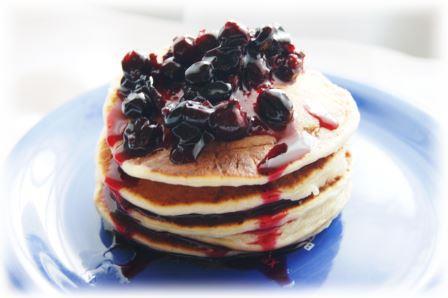 Панкейки творожные со смородиново-медовым соусом