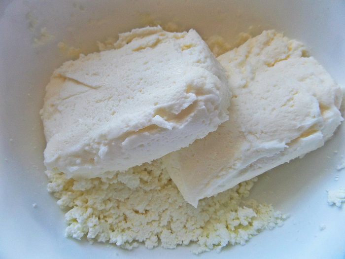 Рулет с творогом и черникой