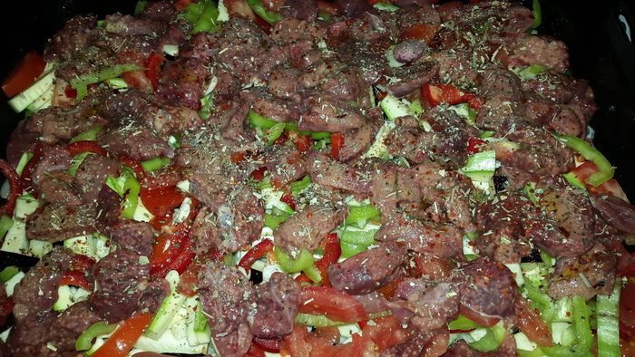 Куриная печень, запеченная с овощами