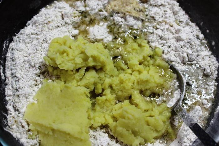 Пшенично-ржаной хлеб с картофелем и сыром