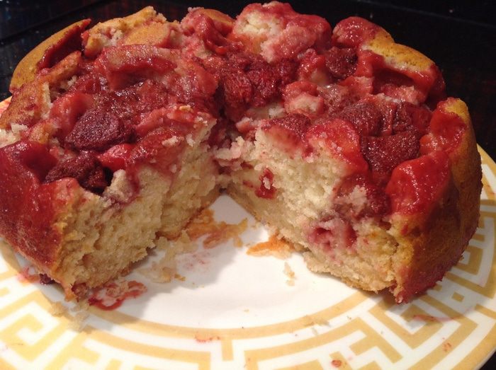 Медовый пирог с клубникой